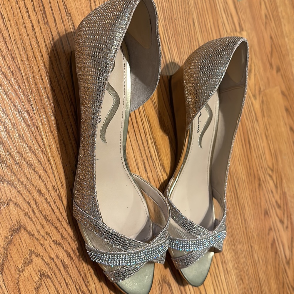 Nina gold dress shoe, 1.5 “ heel - Picture 3 of 3